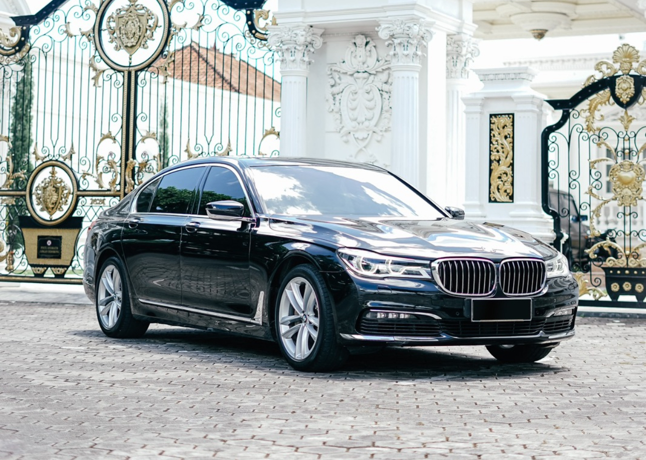 BMW 730i ( With driver )